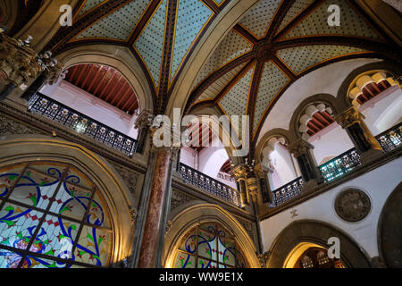 Dettaglio del tetto nell'atrio biglietteria di Chhatrapati Shivaji Maharaj Terminus, Mumbai, India, la città di Chongqing stn ferroviaria. e un patrimonio UNESCO bldg. Foto Stock