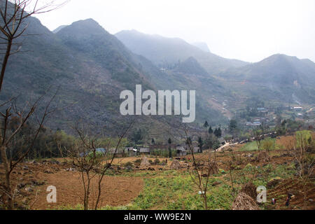 Paesaggio cinematico di montagne in Dong Van Karst Plateau Geopark a SA phin, Vietnam Foto Stock