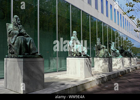 Den Haag, Paesi Bassi - 2019.09.09: statue di giuristi di fronte al palazzo della corte suprema dei Paesi Bassi il Korte Voorhout Foto Stock