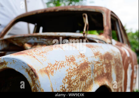 Vintage auto abbandonate e ruggine di distanza Foto Stock