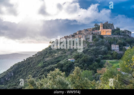 Eze, villaggio arroccato sulle scogliere, sulla Costa Azzurra, vicino a Nizza Foto Stock