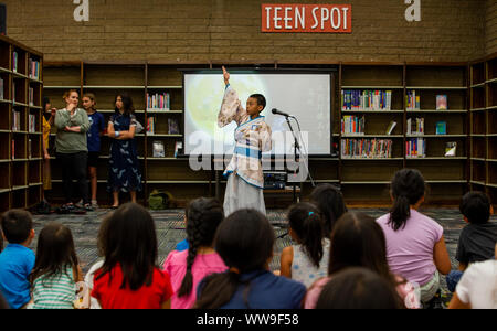 Los Angeles, Stati Uniti d'America. Xiii Sep, 2019. I bambini che frequentano un evento da celebrare i cinesi Mid-Autumn Festival presso la biblioteca di La Canada Flintridge, California, Stati Uniti, Sett. 13, 2019. Credito: Qian Weizhong/Xinhua Foto Stock