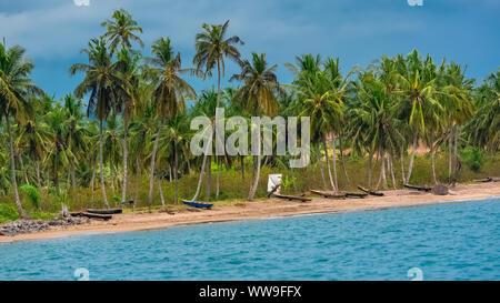 Sao Tomé e Principe, bellissimo paesaggio, spiaggia e foresta di palme Foto Stock