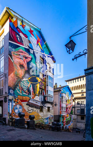 Vitoria Gasteiz murale itinerario, una coloratissima galleria di dipinti murali sulle case nel cuore della città, Paesi Baschi Foto Stock