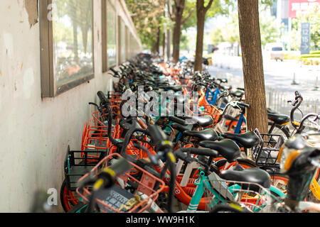 Pechino, Cina - 17 Agosto, 2019. Noleggio biciclette a Pechino. Il numero di biciclette a Pechino impossibile contare. Tutti i cinesi sono molto affezionato di biciclette. Foto Stock