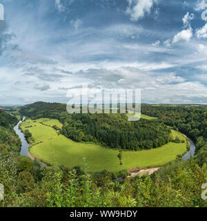 Bellissimo paesaggio estivo di vista dalla Symonds Yat oltre il fiume Wye in inglese e gallese campagna Foto Stock