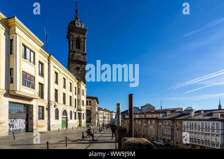 Paesaggio di Vitoria Gasteiz centro storico medievale, con il campanile della chiesa di San Vicente Martir, Paesi Baschi Foto Stock