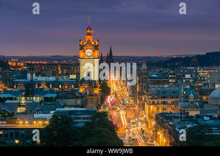 Twilight vista su Edinburgo come visto da di Calton Hill. Foto Stock