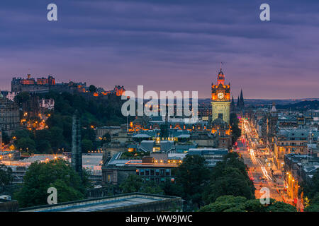 Twilight vista su Edinburgo come visto da di Calton Hill. Foto Stock