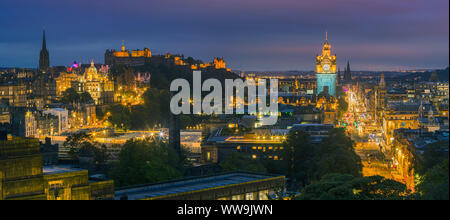 Twilight vista su Edinburgo come visto da di Calton Hill. Foto Stock