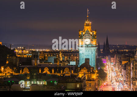 Twilight vista su Edinburgo come visto da di Calton Hill. Foto Stock