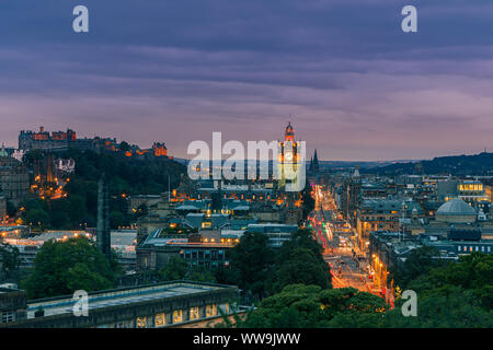 Twilight vista su Edinburgo come visto da di Calton Hill. Foto Stock