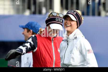 Il Team USA di Jessica Korda (sinistra) e Nelly Korda sul primo tee durante il match Foursomes al giorno due del 2019 Solheim Cup a Gleneagles Golf Club, Auchterarder. Foto Stock