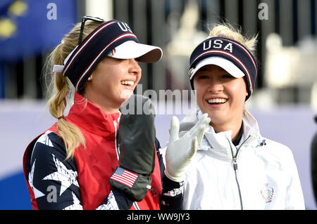 Il Team USA di Jessica Korda (sinistra) e Nelly Korda sul primo tee durante il match Foursomes al giorno due del 2019 Solheim Cup a Gleneagles Golf Club, Auchterarder. Foto Stock