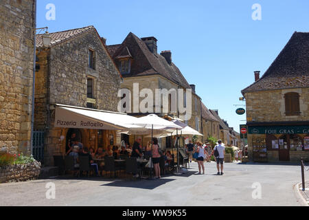 Domme, Francia 15 luglio 2019: un ristorante chiamato Pizzeria Raffaello nella piazza della città la bastide città di Domme in Dordogne, Francia Foto Stock