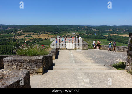 Domme, Francia 15 luglio 2019: Turisti in piedi su una piattaforma di osservazione che si affaccia sulla Dordogne dalla città di Domme in Francia Foto Stock