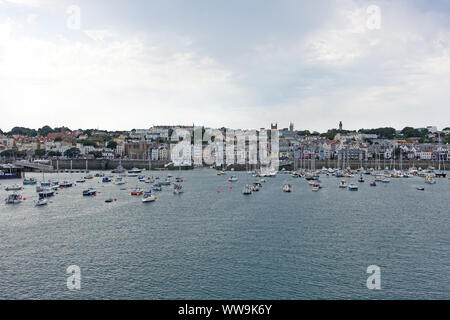 St Peter Port Guernsey, 25 Luglio 2019: il porto di St Peter Port a Guernsey su un cupo nuvoloso giornata d'estate Foto Stock