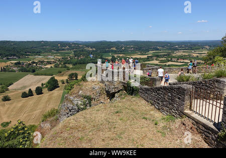 Domme, Francia 15 luglio 2019: Turisti in piedi su una piattaforma di osservazione che si affaccia sulla Dordogne dalla città di Domme in Francia Foto Stock