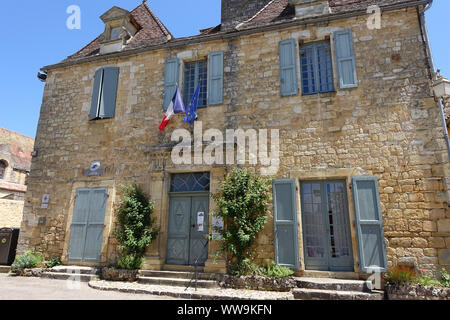 Domme, Francia 15 luglio 2019: il municipio e il centro di Domme, una bastide città in Dordogne, Francia Foto Stock