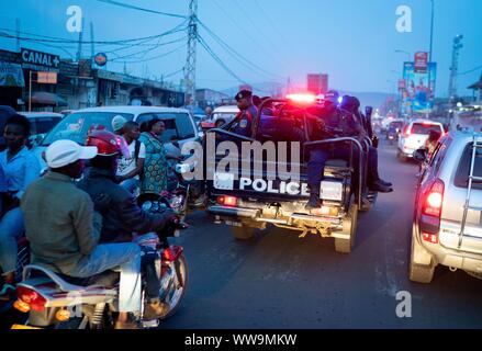 Goma, Congo. 04 Sep, 2019. Fortemente poliziotti armati di guida attraverso il megacity di Goma. Credito: Kay Nietfeld/dpa/Alamy Live News Foto Stock