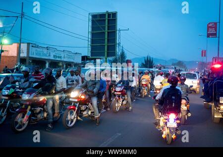 Goma, Congo. 04 Sep, 2019. Motocicli di guida attraverso la metropoli di Goma. Credito: Kay Nietfeld/dpa/Alamy Live News Foto Stock