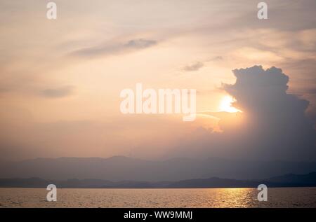 Goma, Congo. 04 Sep, 2019. I tramonti sul Lago Kivu vicino la megacity di Goma. Credito: Kay Nietfeld/dpa/Alamy Live News Foto Stock