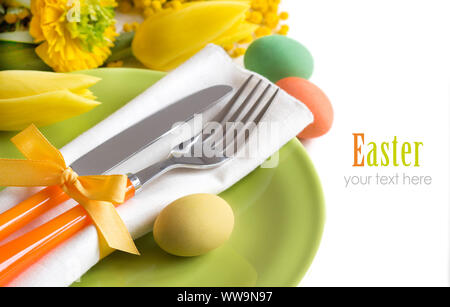 Pasqua messa in tavola con fiori di colore giallo e uova Foto Stock