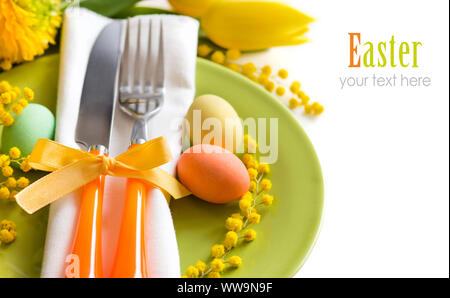 Pasqua messa in tavola con tulipani gialli e mimosa Foto Stock