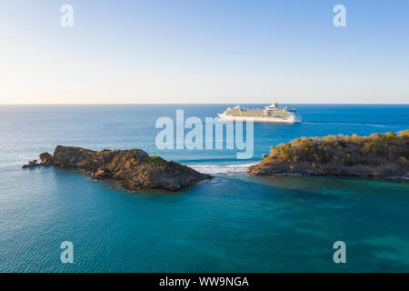 Vista aerea della lussuosa nave da crociera a vela nel Mar dei Caraibi, Antille, America Centrale Foto Stock