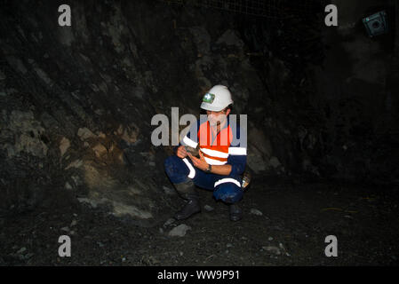 Geologo della metropolitana in galleria mineraria Foto Stock