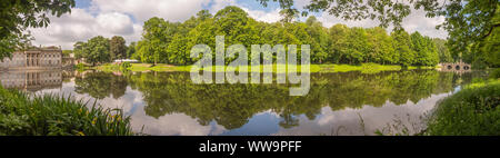 Varsavia, Polonia - 01 Giugno 2019: vista panoramica del Parco delle Terme Reali nel tempo primaverile, Bagni Parco Lazienki Park e il palazzo sull'acqua Foto Stock