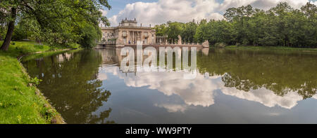 Varsavia, Polonia - 01 Giugno 2019: vista panoramica del Parco delle Terme Reali nel tempo primaverile, Bagni Parco Lazienki Park e il palazzo sull'acqua Foto Stock