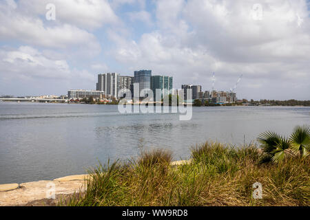 Appartamenti di Wentworth punto sobborgo di Sydney visto dal Memorial Park in Meadowbank,Sydney , Australia Foto Stock