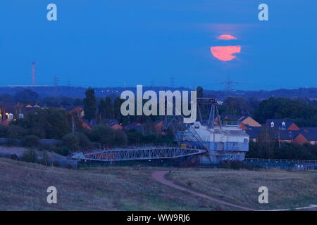 Il raccolto la luna piena di venerdì 13 settembre con Bucyrus Erie conserve di walking dragline a RSPB St Aidan's Foto Stock