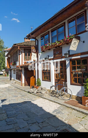 TRYAVNA, BULGARIA - luglio 6, 2018: strada tipica e il XIX secolo e ospita casa nella città vecchia di Tryavna, Gabrovo regione, Bulgaria Foto Stock