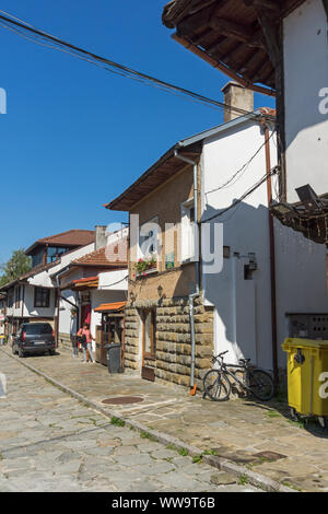 TRYAVNA, BULGARIA - luglio 6, 2018: strada tipica e il XIX secolo e ospita casa nella città vecchia di Tryavna, Gabrovo regione, Bulgaria Foto Stock