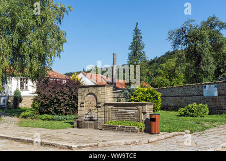 TRYAVNA, BULGARIA - luglio 6, 2018: strada tipica e il XIX secolo e ospita casa nella città vecchia di Tryavna, Gabrovo regione, Bulgaria Foto Stock