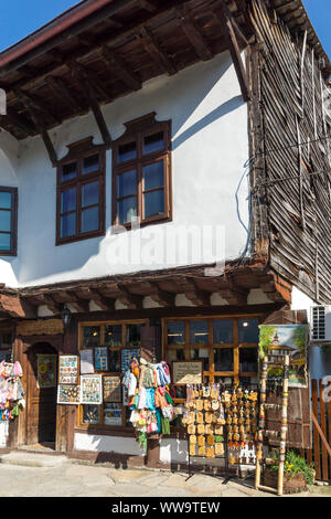 TRYAVNA, BULGARIA - luglio 6, 2018: strada tipica e il XIX secolo e ospita casa nella città vecchia di Tryavna, Gabrovo regione, Bulgaria Foto Stock