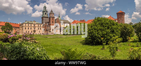 A Cracovia, Polonia - 2 Giugno 2019: vista Panorama di Wawel, il castello reale e la Cattedrale di Cracovia, in Polonia. Vista dall'interno del castello. Foto Stock