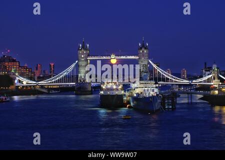 Londra, Regno Unito. 13 Settembre 2019. Una luna piena è vista che sorge dietro il Tower Bridge. La Luna piena a settembre è chiamata la Luna della raccolto. Credit: SIU K lo/Alamy Live News Foto Stock