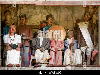 Tau tau, funerali effigi, Londa, Toraja, Sulawesi, Indonesia Foto Stock