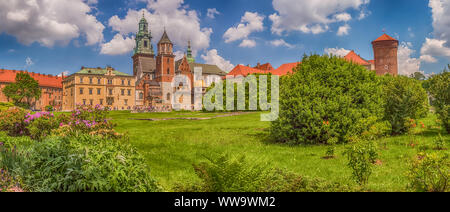 A Cracovia, Polonia - 2 Giugno 2019: vista Panorama di Wawel, il castello reale e la Cattedrale di Cracovia, in Polonia. Vista dall'interno del castello. Foto Stock