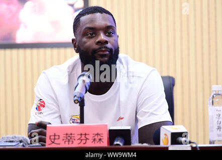 American giocatore di pallacanestro professionale lancia Stephenson prende parte in una conferenza stampa tenuta dal Liaoning battenti Leopardi, un cinese di pallacanestro professionale team giocando nel nord della divisione del cinese di pallacanestro (CBA) e annuncia che egli si usura No.1 jersey la prossima stagione in Shenyang City, a nord-est della Cina di provincia di Liaoning, 14 settembre 2019. Foto Stock