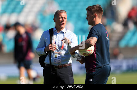 Ex Inghilterra player Alec Stewart (sinistra) parla di Inghilterra del Jason Roy durante il giorno e tre la quinta prova la corrispondenza alla Kia ovale, Londra. Foto Stock