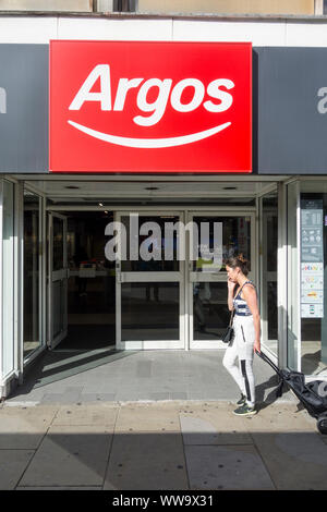 Storefront Argos su King Street, Hammersmith, London, Regno Unito Foto Stock