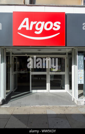 Storefront Argos su King Street, Hammersmith, London, Regno Unito Foto Stock