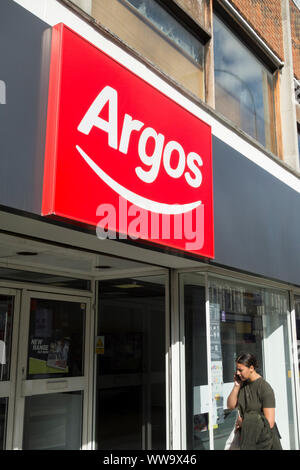 Storefront Argos su King Street, Hammersmith, London, Regno Unito Foto Stock