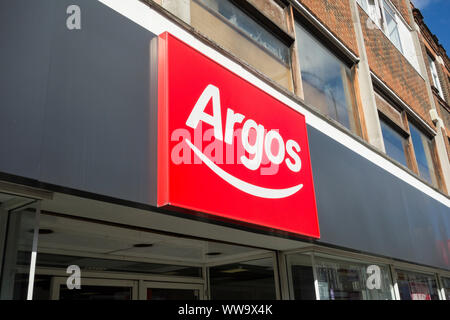 Storefront Argos su King Street, Hammersmith, London, Regno Unito Foto Stock