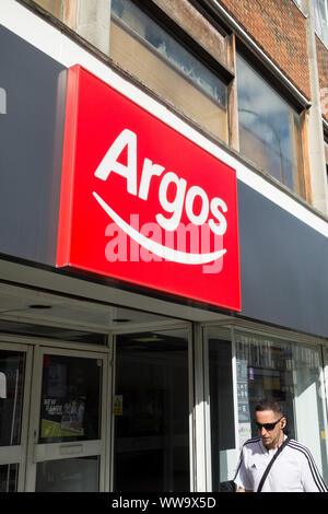 Storefront Argos su King Street, Hammersmith, London, Regno Unito Foto Stock