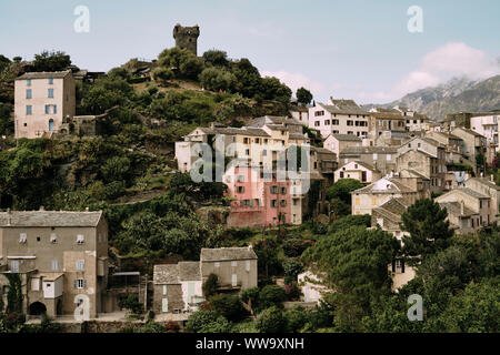 Nonza Hilltop Village e Torra di Nonza torre di avvistamento in Haute-Corse dipartimento Cap Corse Corsica del Nord della Francia. Foto Stock